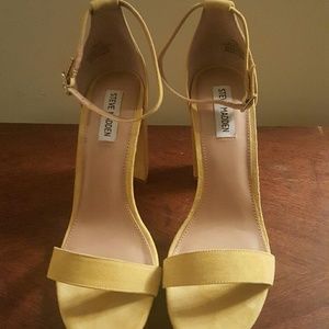 Steve Madden Mustard Suede Shoe